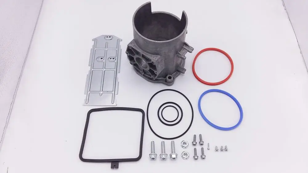 Remeha Venturi Adapter mit Montageschrauben, Dichtungen und einer Metallplatte, auf einem weißen Hintergrund angeordnet.